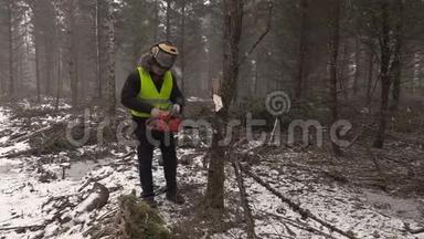 伐木工人试图在森林里<strong>启动电锯</strong>